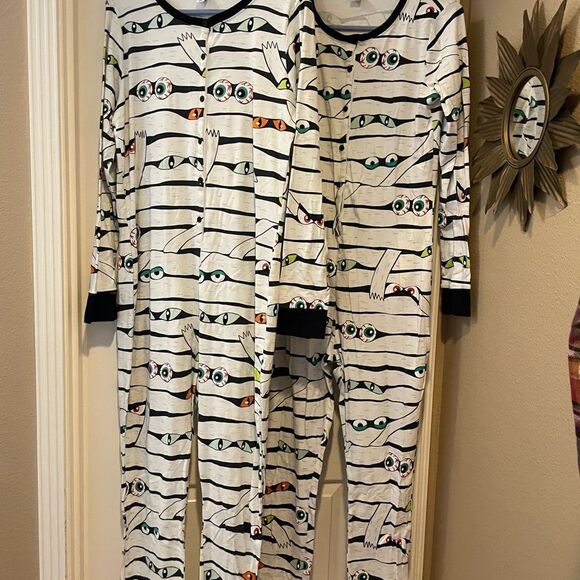 Old Navy Spooky Eyes Set Of Onesie Unisex Pajamas Button Front XL and L TALL - Picture 16 of 16